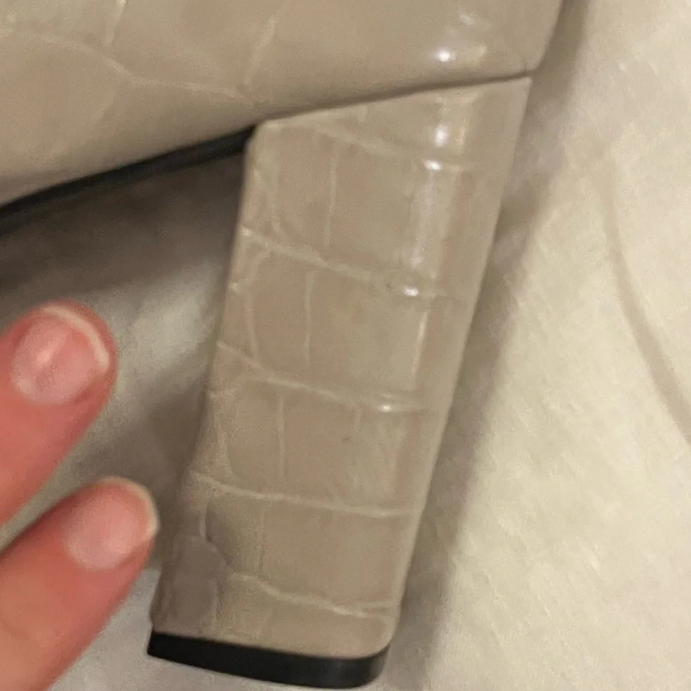 Grey Crocodile-Embossed heeled Ankle Boots size 9! Like new - Picture 3 of 8
